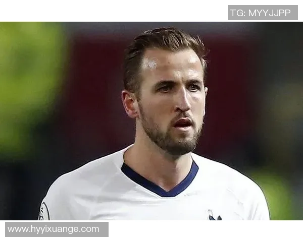 足球明星确诊新冠引发关注 球迷纷纷为其祈福并呼吁加强防疫措施